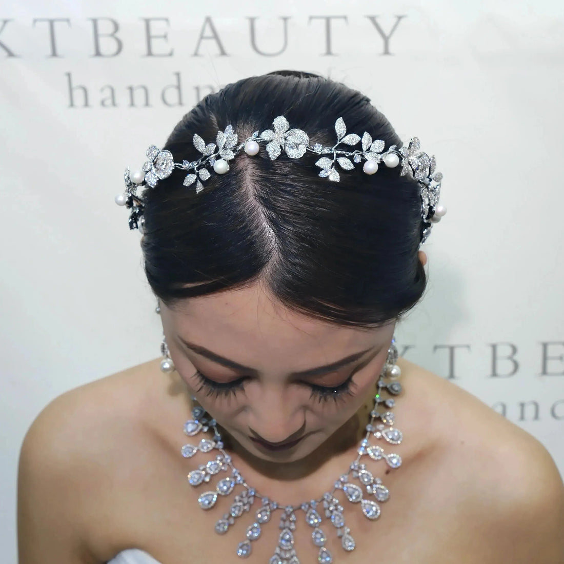 KTBEAUTY Lucury White Transparent Hair Accessories Zirconia Flowers And Leafs Tiaras Europen And American Crowns Bridal Jewelry Silver