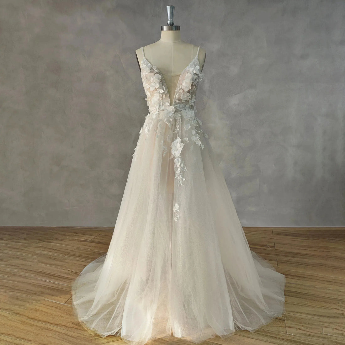 Deep V-Neck Sleeveless 3D Appliques Tulle Wedding Dress Open Back A-Line Court Train Bridal Gown As Picture