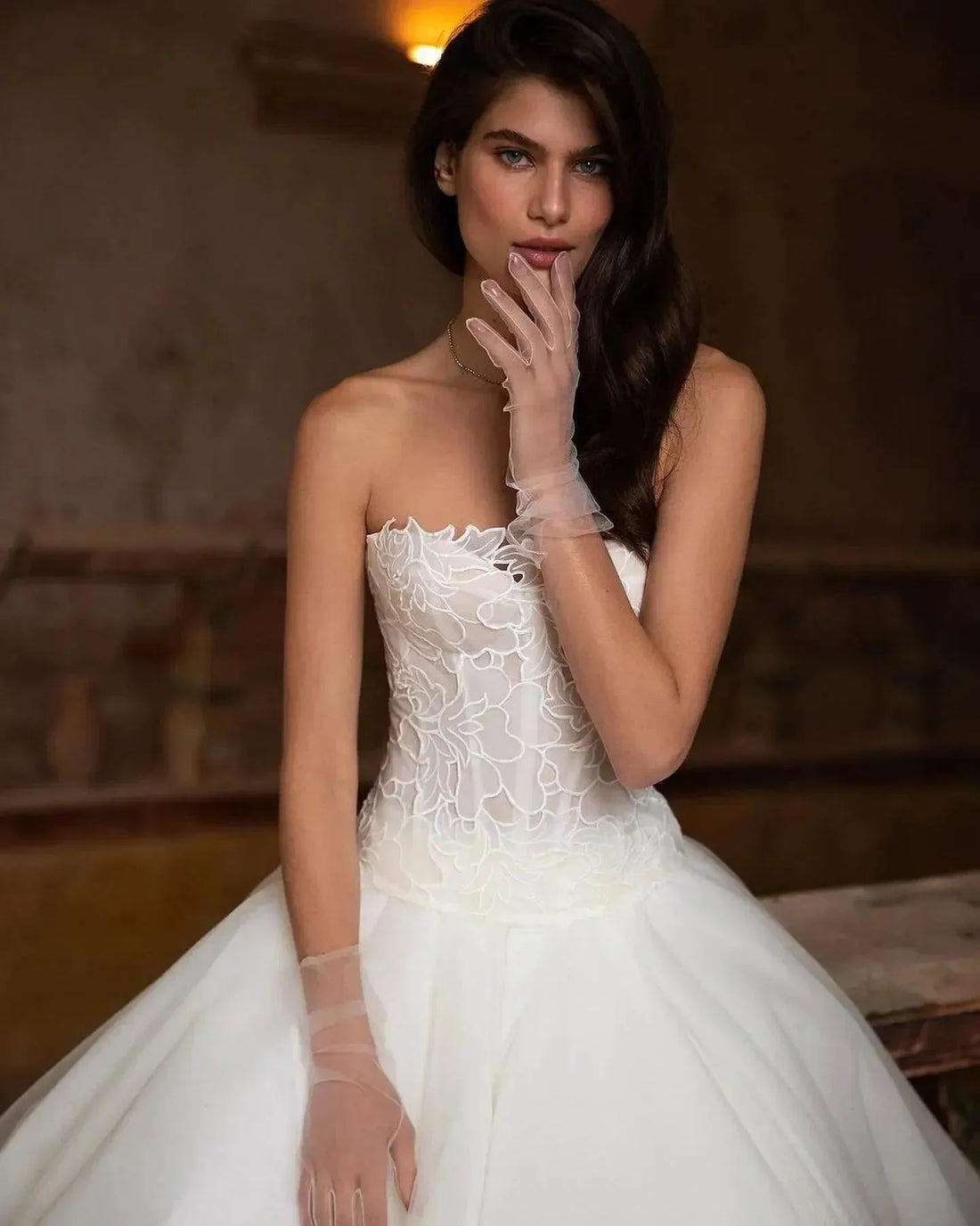 Stylish and elegant Wedding Dresses Strapless Neckline Bridal Gowns Sleeveless Sexy A Line Tulle Sweep Train Vestido De Novia