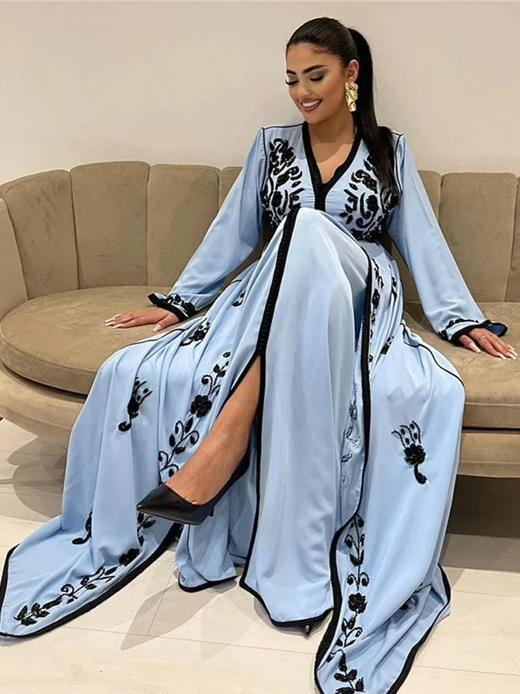 Robe de soirée caftan marocaine bleu ciel à col en V et manches