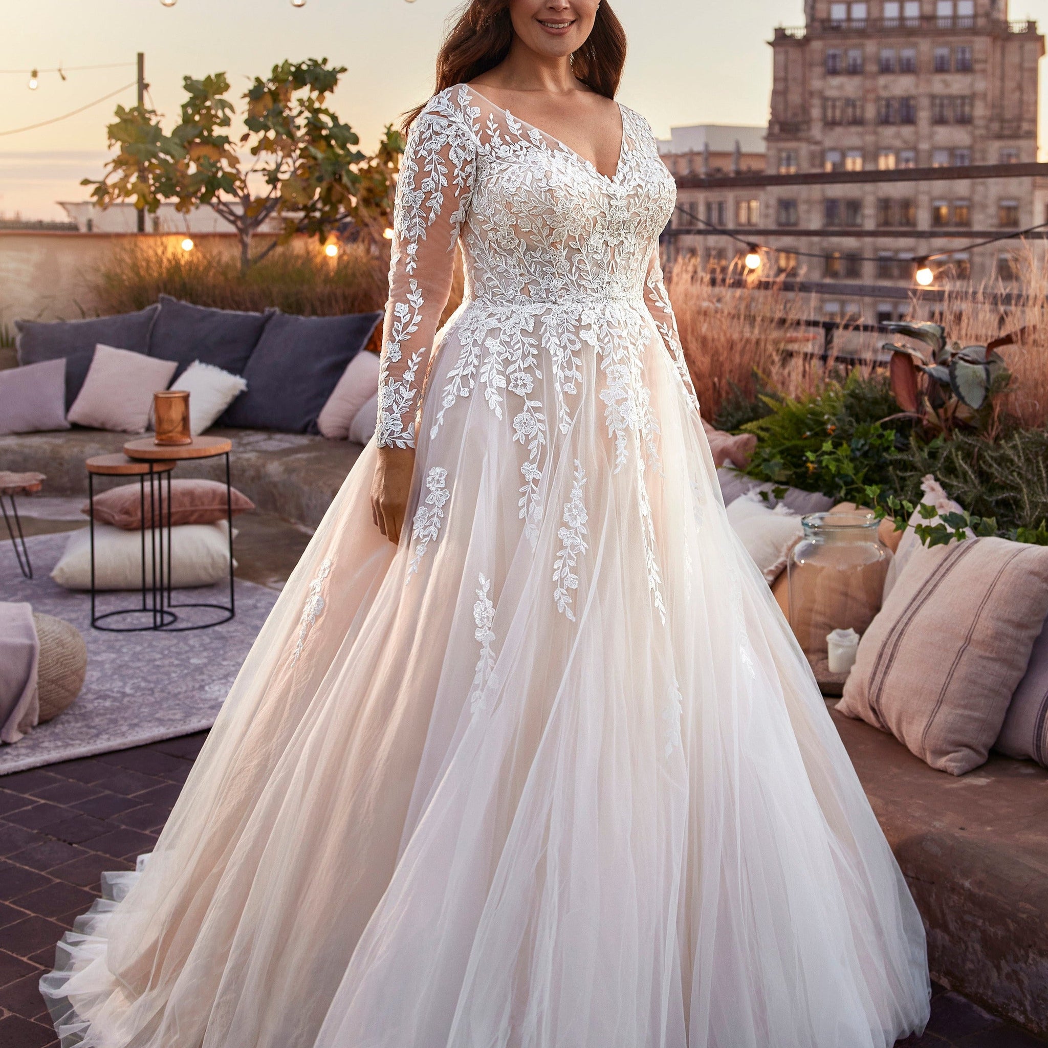 Elegant V-Neck Wedding Dresses Plus Size Lace Long Sleeve Women White Open Back Tulle Bridal Gown Sweep Train Vestidos De Novia