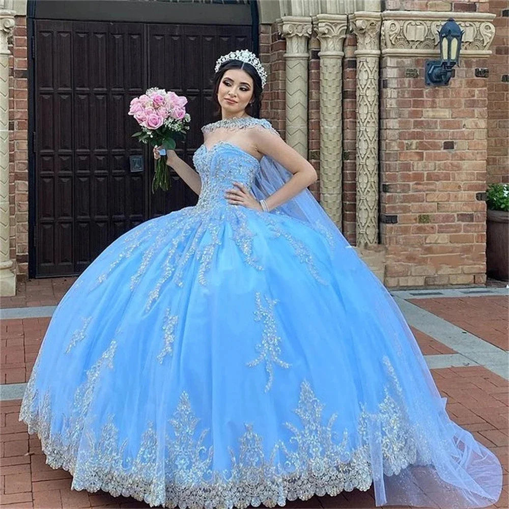 فساتين Quinceanera باللون الأزرق الفاتح المتلألئة على شكل قلب مع كيب مطرز بالخرز من الدانتيل لحفلات أعياد الميلاد فيستدوس دي 15 أنوس