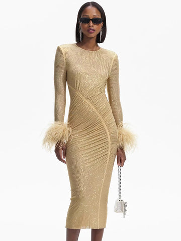 Rochie midi VC champagne cu guler O, mâneci lungi, decorată cu cristale și pene diamantate, mulată, rochie de seară pentru petrecere