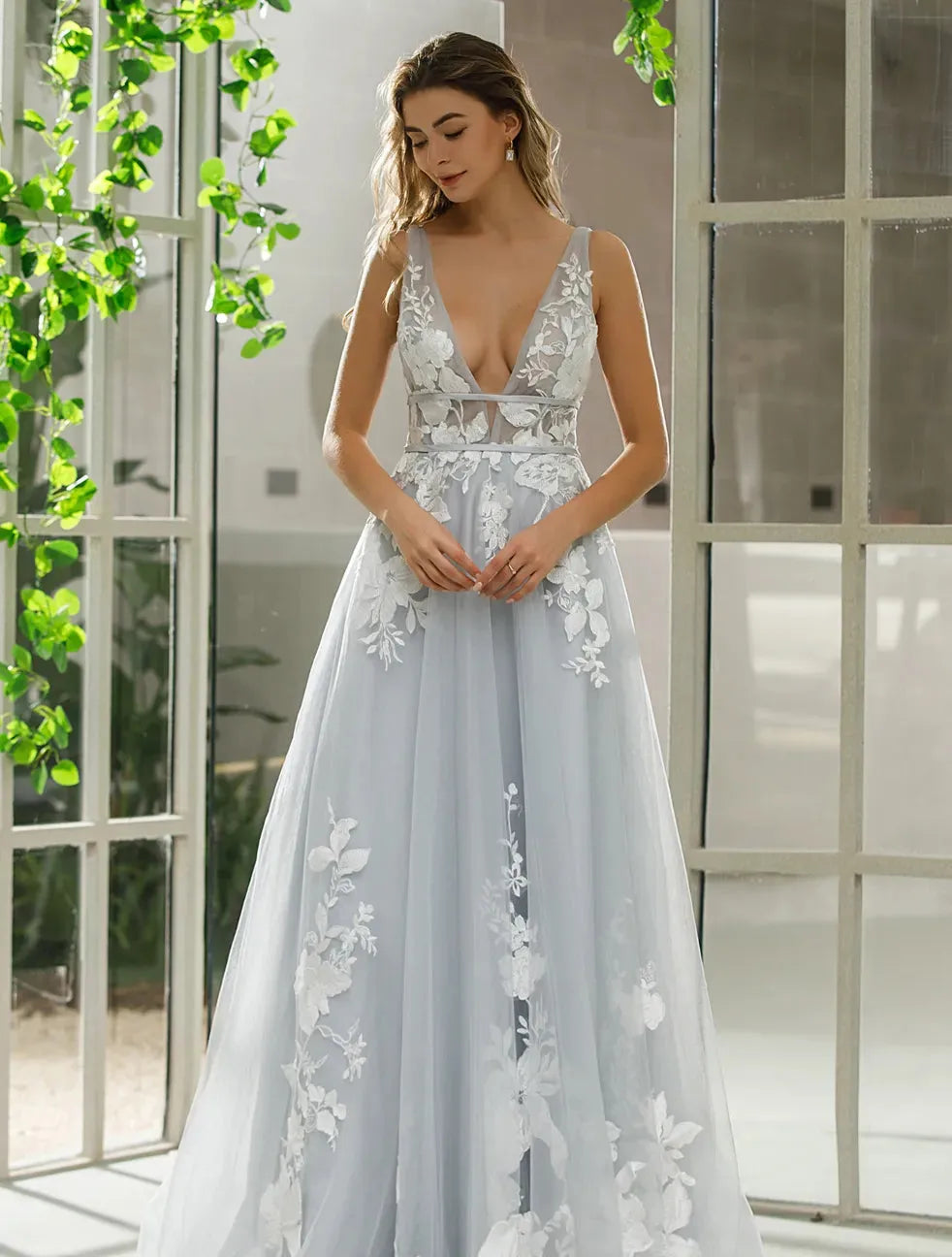 Fascinating Modern V-Neck Women's Wedding Dresses Vintage Lace Appliques A Line Bride Gowns Backless Sleeveless Robe De Mariée As Picture
