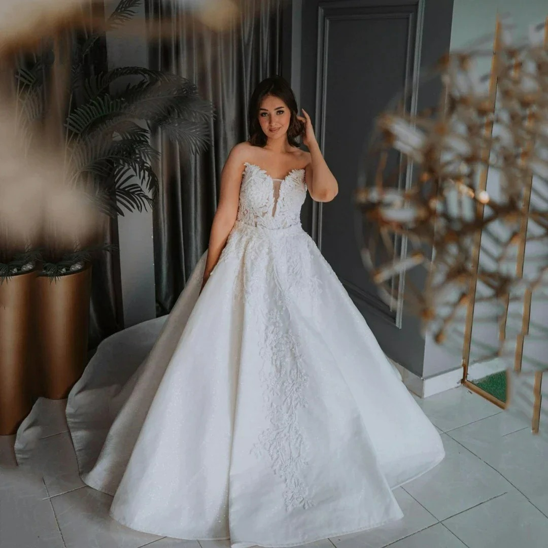 Robes de mariée grande taille pour femmes, ligne a, sans bretelles, sans manches, avec des Appliques en dentelle, avec traîne de balayage, sur mesure 