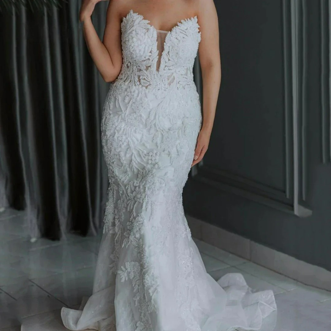 Plus Size Wedding Dresses For Woman Strapless A-Line Sleeveless Lace Appliques Bride Gown Sweep Train Vestido Custom Made