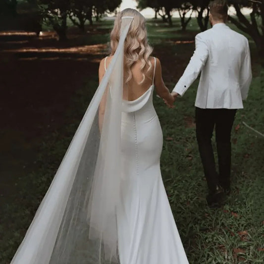 Elegante vestido de novia de sirena con escote vuelto y crepé para novias, sencillo, sin espalda, drapeado, con tirantes finos de satén 