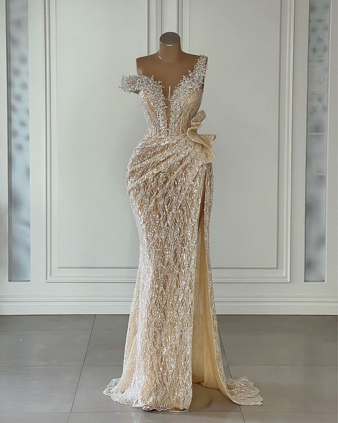 Elegant Champagne Mermaid  Dresses Sleeveless Beaded Appliques Sequins Pearls Floor Length Side Slit Lace Evening Formal Dresses