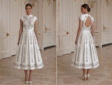 Robe de mariée longueur thé féminine élégante ajustée