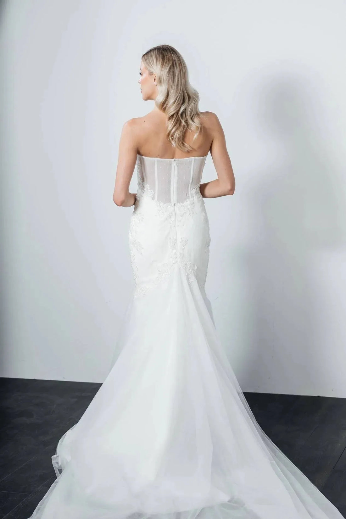 Elegant and Timeless Mermaid Wedding Gown with a Flattering Silhouette, Perfect for a Stunning and Unforgettable Bridal Look
