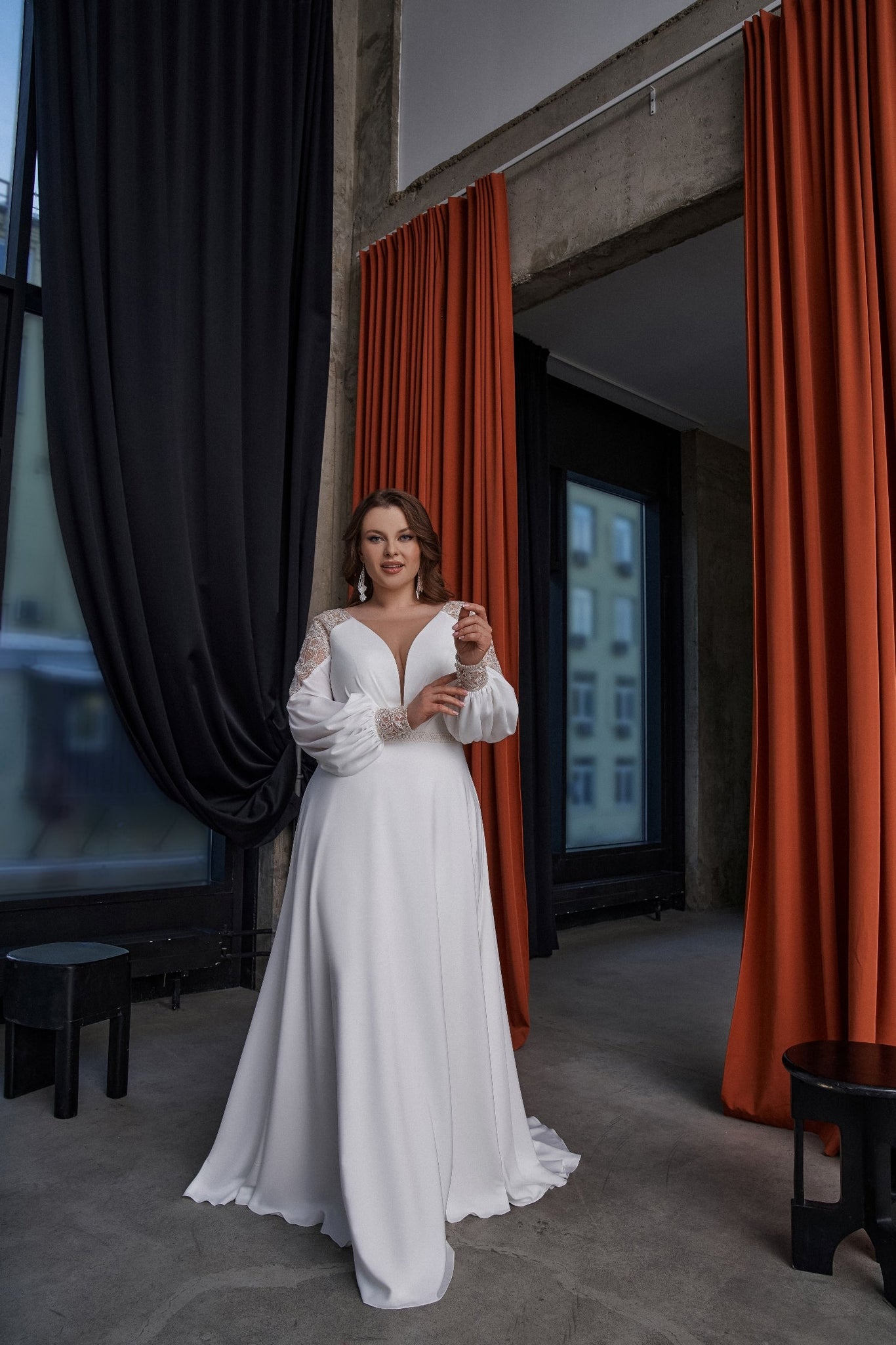 Robes de mariée modestes de longueur au sol pour mariée, grande taille, robe de mariée à manches longues, col en V avec traîne de balayage en dentelle Mono 