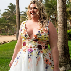 V hals broderade blommor tyll plus size bröllopsklänning ärmlös färgglada blommor backless spetsar upp korsett brudklänning