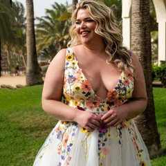 V hals broderade blommor tyll plus size bröllopsklänning ärmlös färgglada blommor backless spetsar upp korsett brudklänning