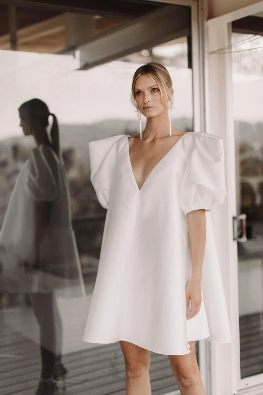 V-Neck White Simple Modern Wedding Dress Court Train Bridal Gown Princess Vestido De Novia Satin Bow Sleeveless Mermaid Satin