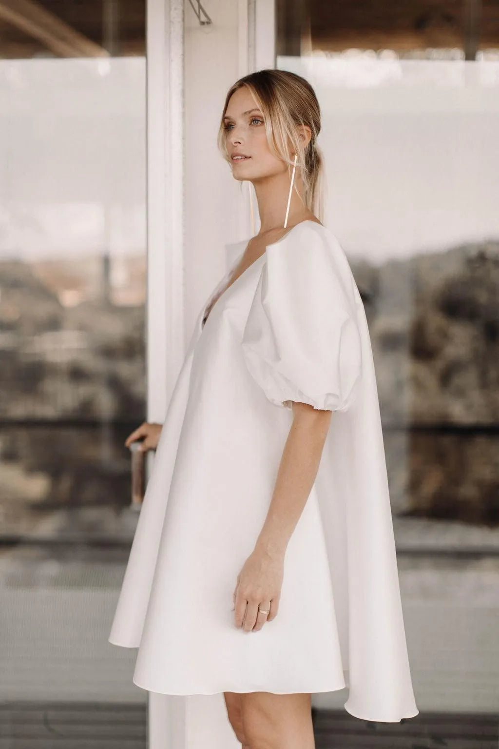 V-Neck White Simple Modern Wedding Dress Court Train Bridal Gown Princess Vestido De Novia Satin Bow Sleeveless Mermaid Satin