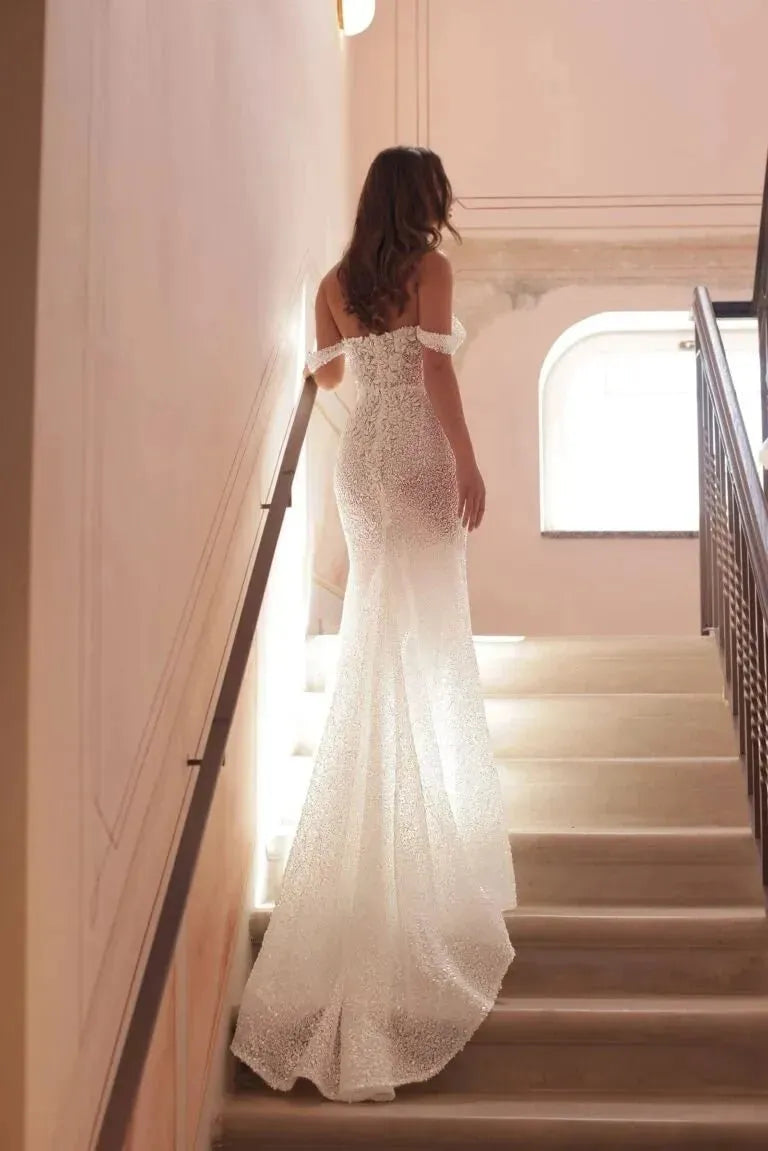 Elegant Mermaid Wedding Gown with Off-the-Shoulder Sweetheart Neckline, Fitted Silhouette, and Exquisite Lace Embellishments – Romantic Bridal Dress