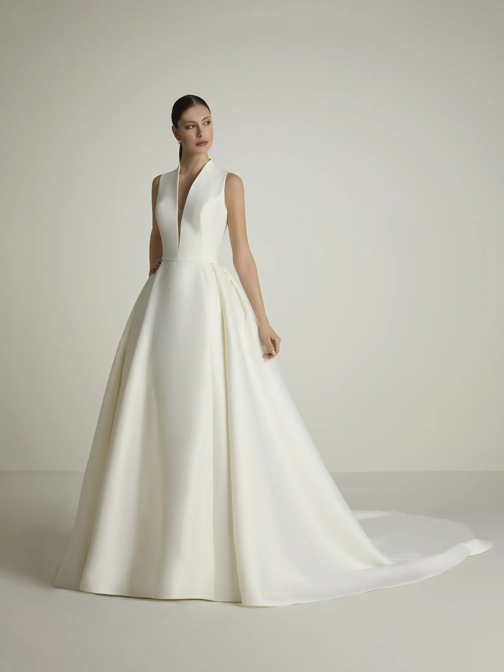 A-linje ermeløs brudekjole med V-hals med med V-hals i pique hvit havfrue satin moderne prinsesse Vestido de novia bow satin court toghylser brudekjoler