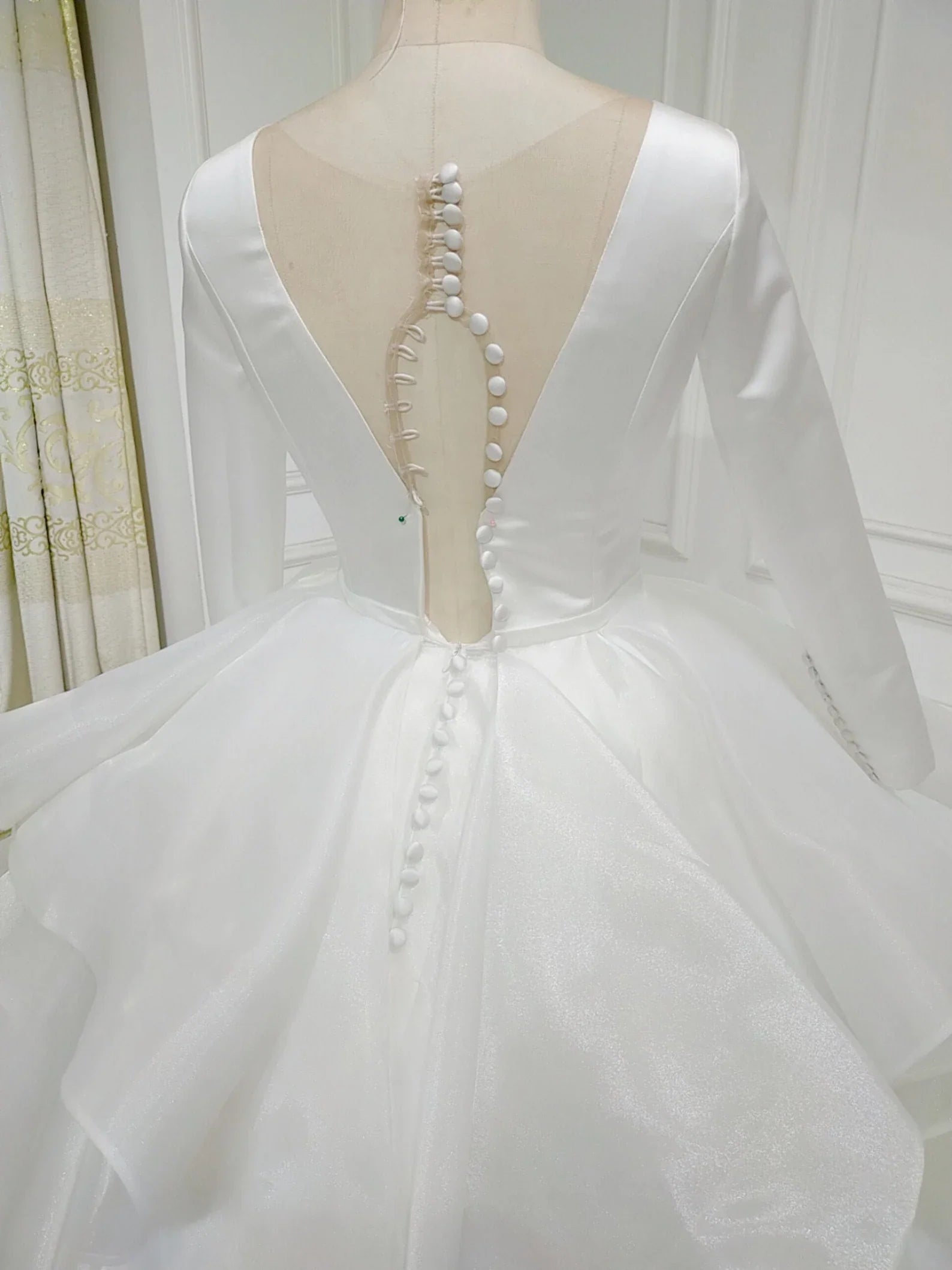 Splendidi abiti da sposa abiti da sposa moderni senza schienale a V Case a maniche lunghe abiti a più livelli di lusso