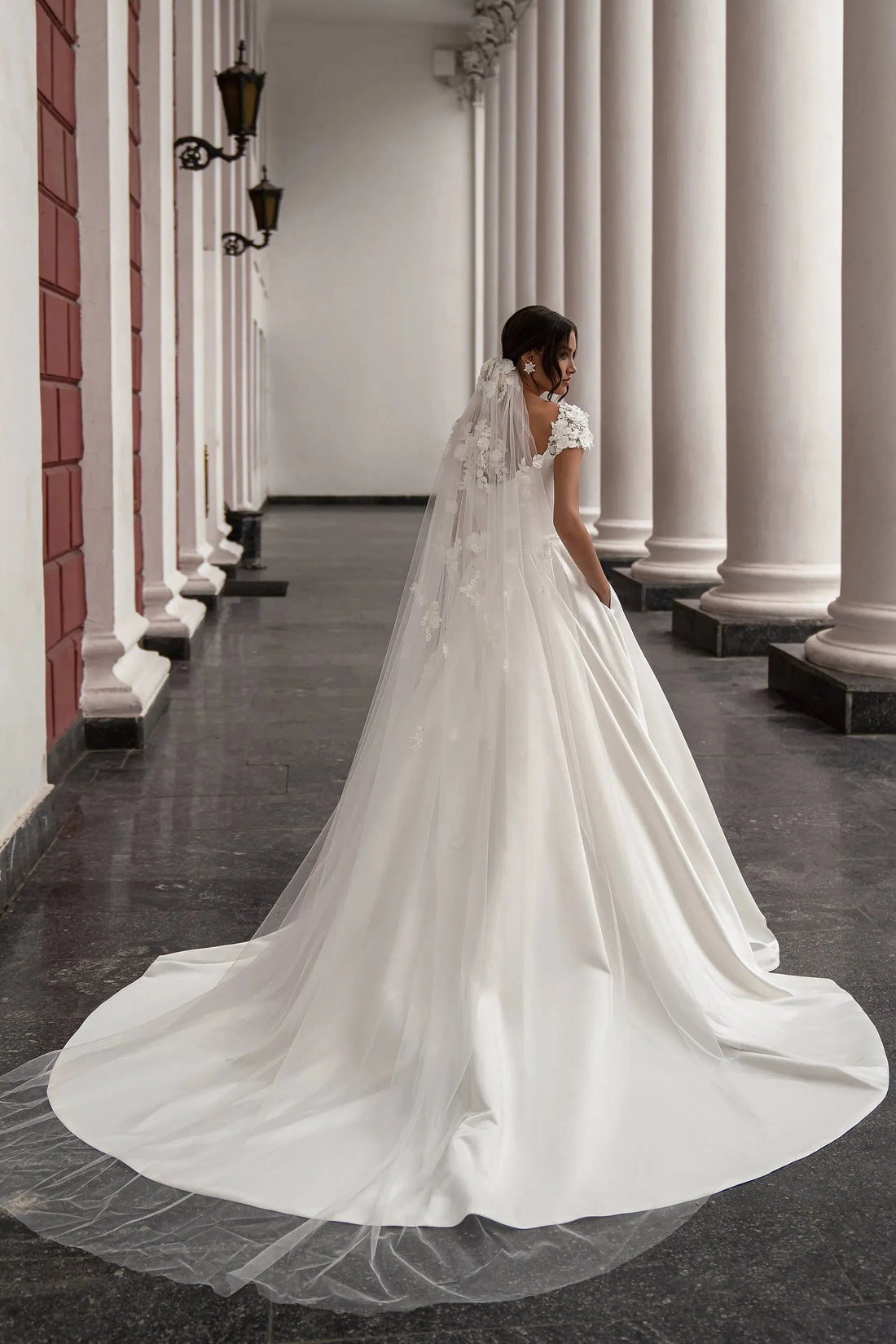 Gorgeous Satin Wedding Dresses Cap Sleeve Scoop Neck Flowers Court Train A Line Princess Bridal Gowns With Pockets Vestidos De Beige