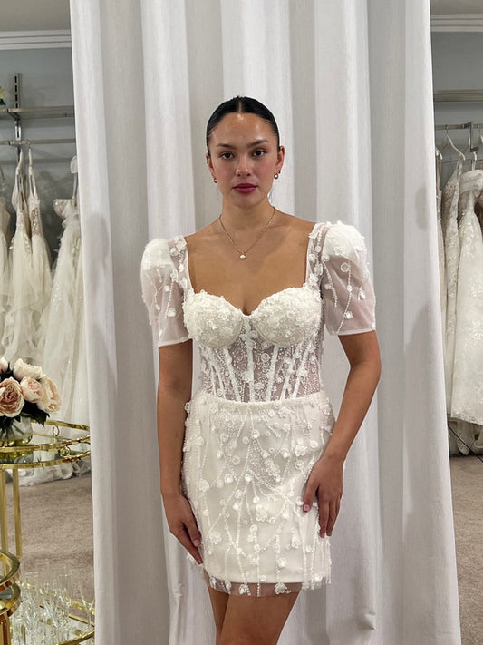 Vestido de novia de satén con escote en forma de corazón y corte ajustado y acampanado, cola de corte y lazo 