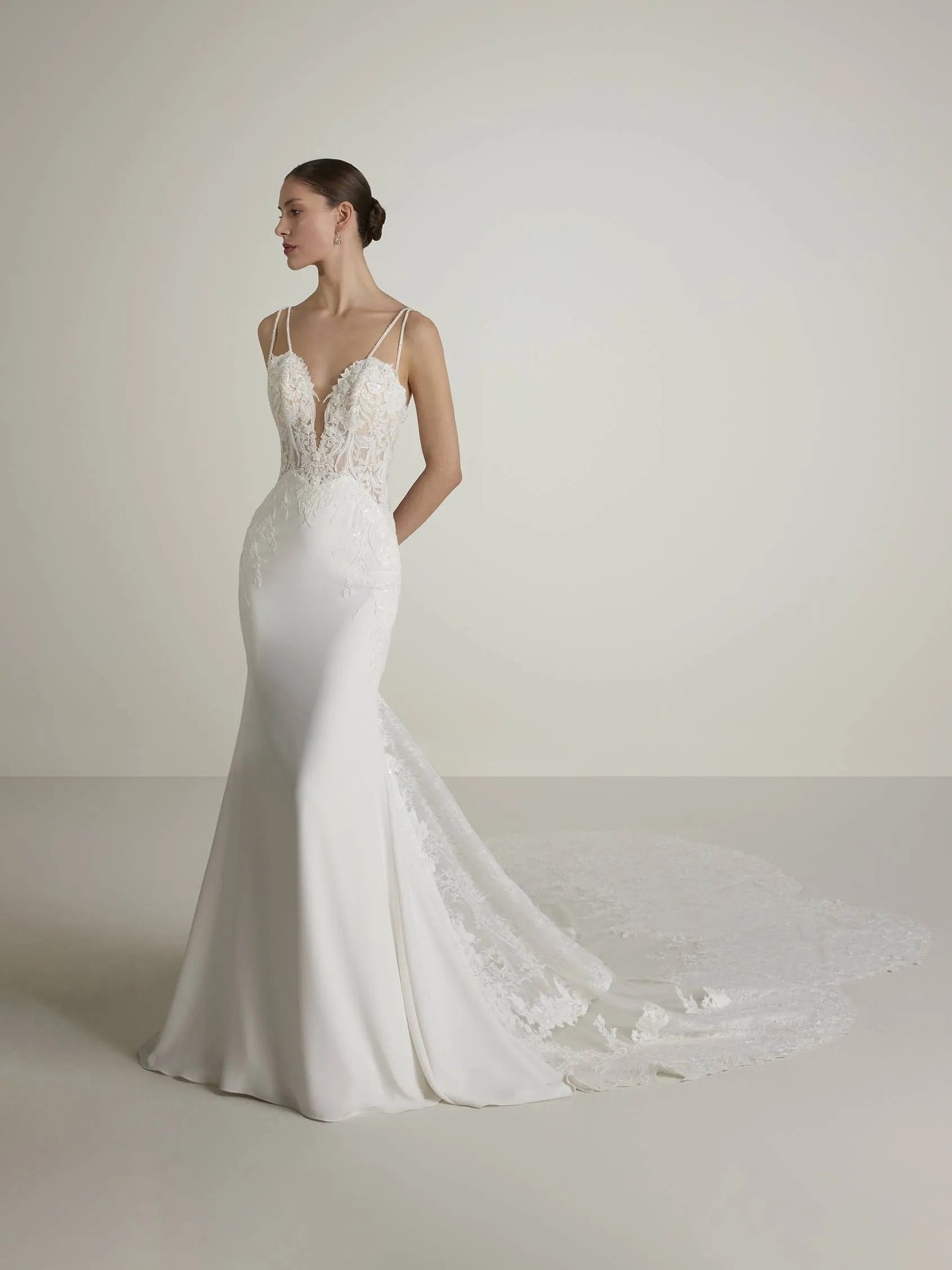 Robe de mariée sirène avec cou en V avec sangles et dos bas dans des manches en crêpe robes nuptiales