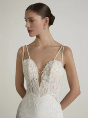 Robe de mariée sirène avec cou en V avec sangles et dos bas dans des manches en crêpe robes nuptiales