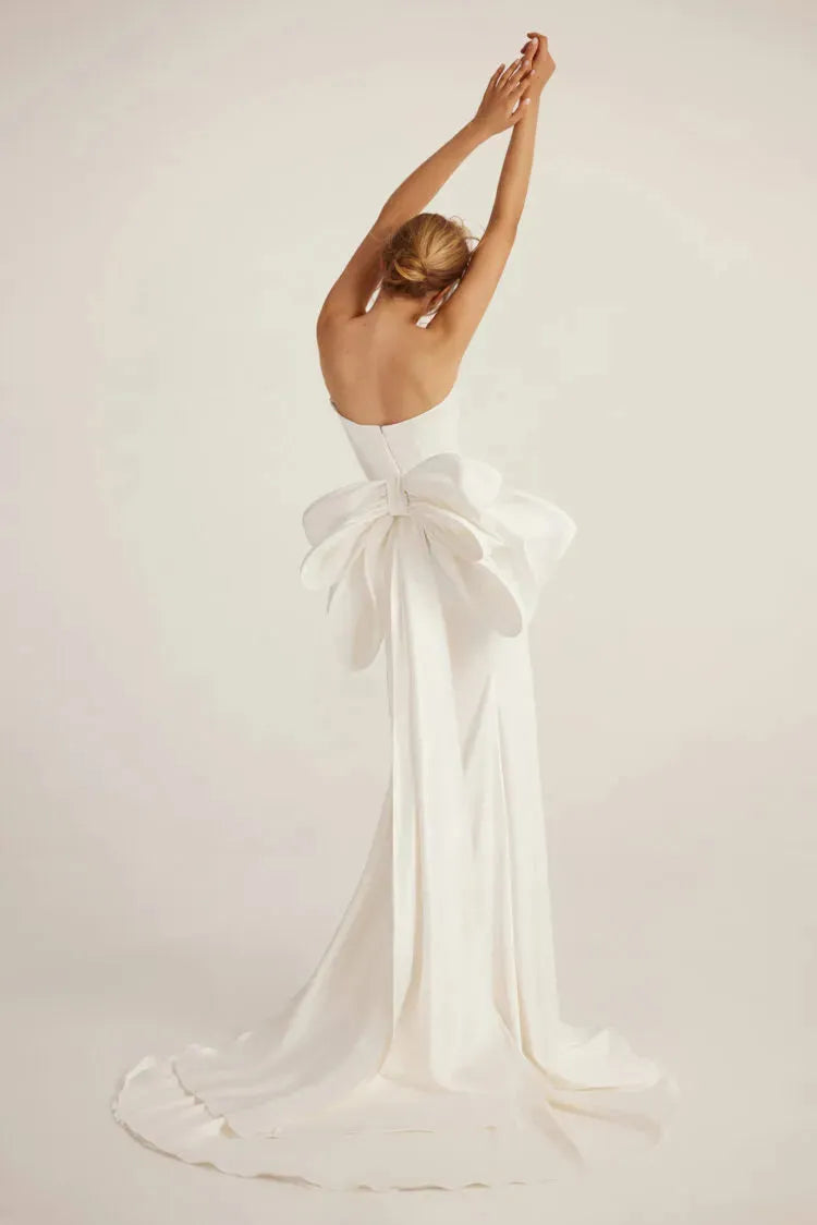 Romantic Wedding Gown with a Flattering Silhouette, Delicate Details, and Timeless Elegance for an Enchanting and Unforgettable Bridal Look