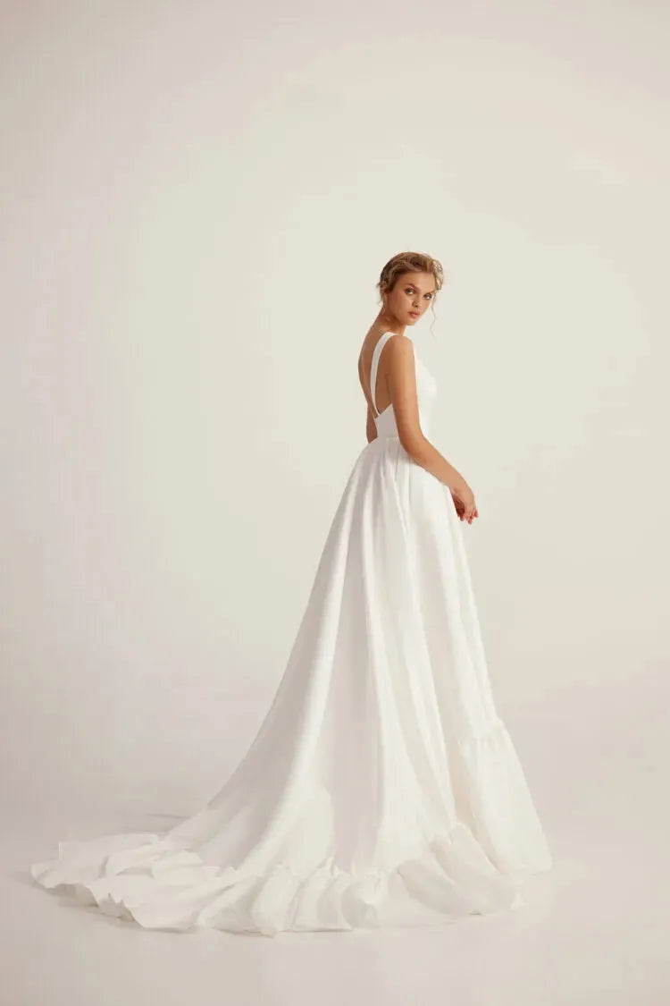 Exquisite Wedding Gown with a Flattering Silhouette, Intricate Details, and Timeless Elegance for a Breathtaking and Unforgettable Bridal Look
