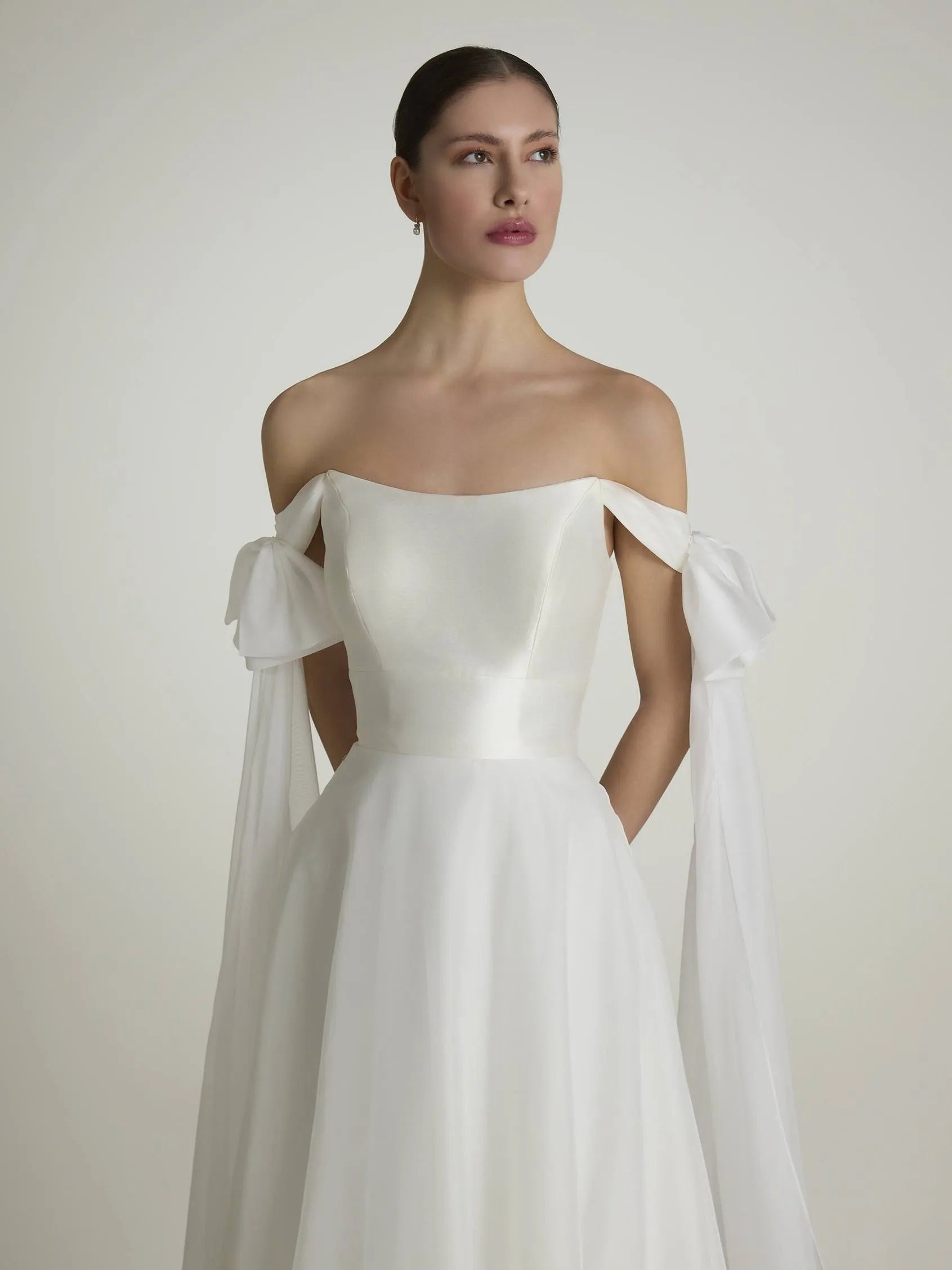 Abito da sposa a-line con scollatura off-spalle in organza sirena di raso sirena moderna principessa vestido de nolia bow court court treno a maniche da sposa a maniche da sposa