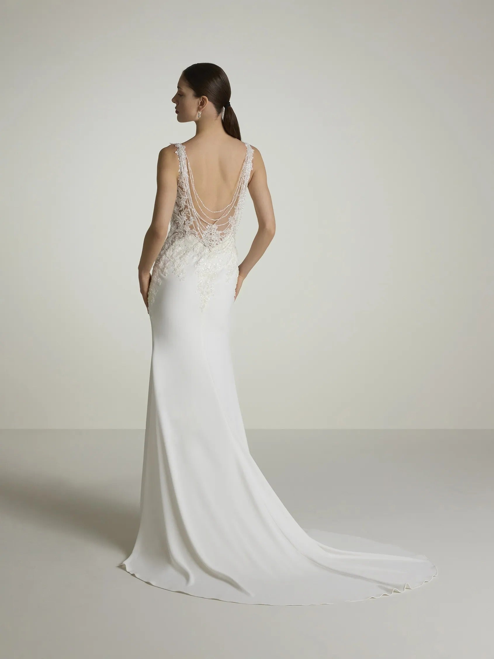 Robe de mariée sirène avec cou en V avec sangles en crêpe et manches de perles de coule