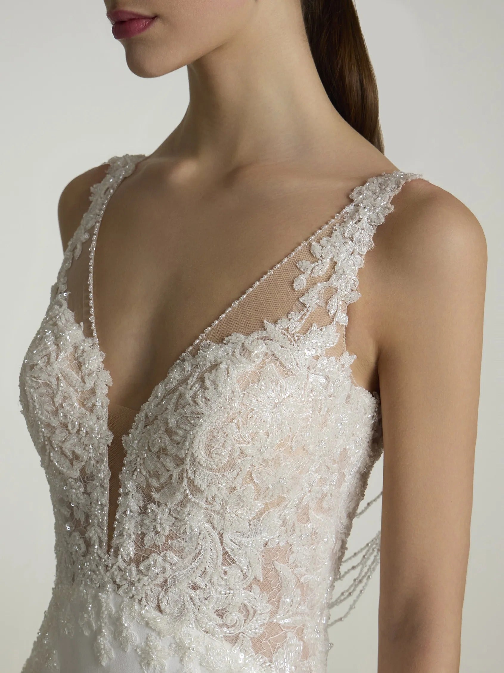 Robe de mariée sirène avec cou en V avec sangles en crêpe et manches de perles de coule