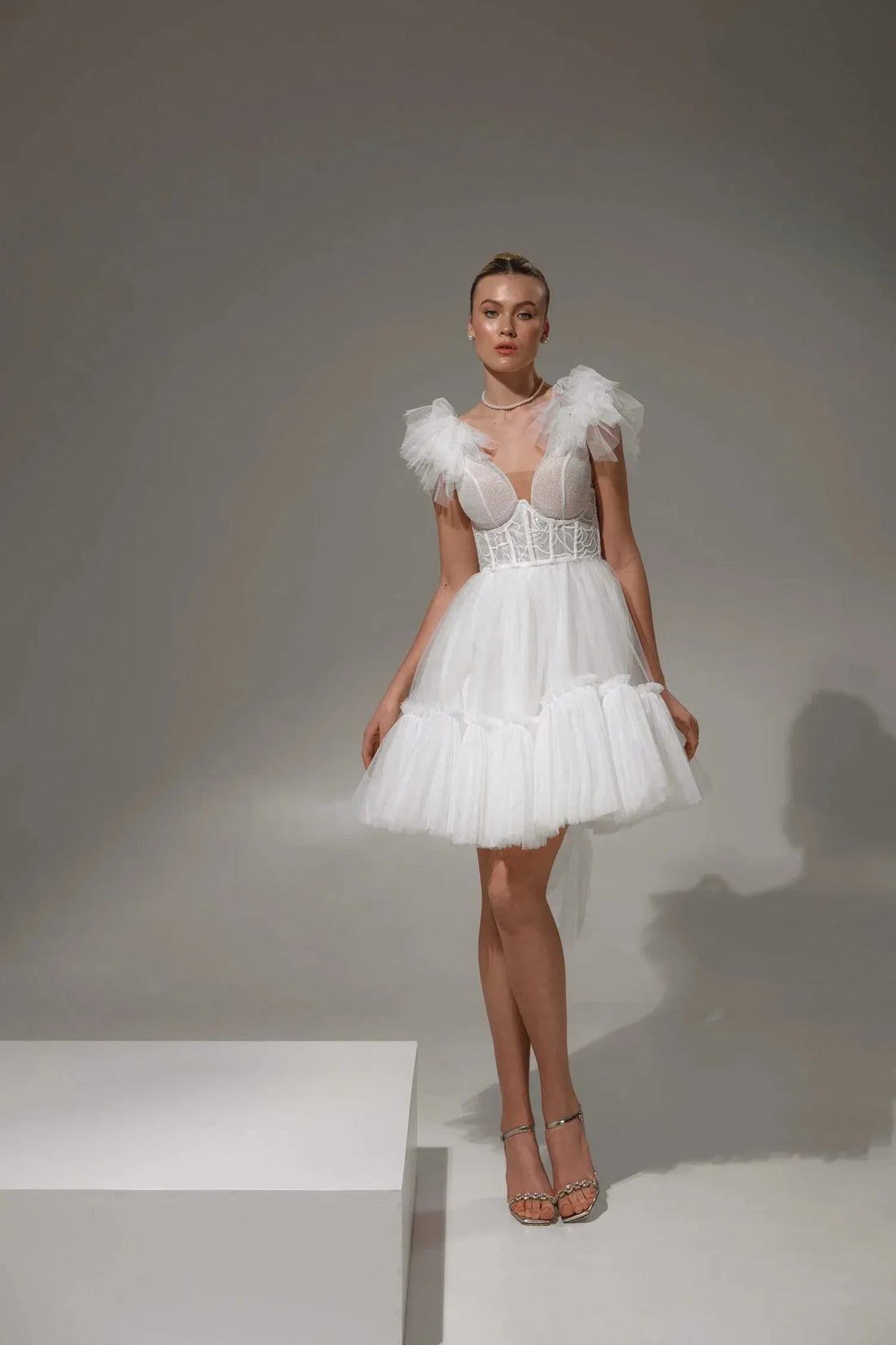 Elegant Glitter Wedding Dresses V-Neck Tiered Ruffles Ruched Sleeveless Bridal Gowns Mini Backless Sparkly Bride Dress Satin