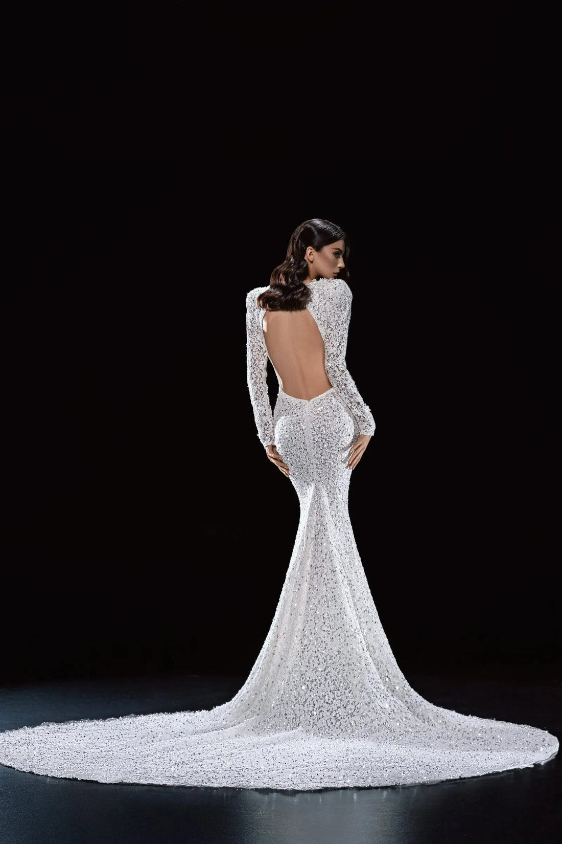 Chic Modern Wedding Dress with Long Sleeves, V-Neckline & Exquisite Lace in a Flattering Mermaid Silhouette for a Glamorous and Sophisticated Bridal Look