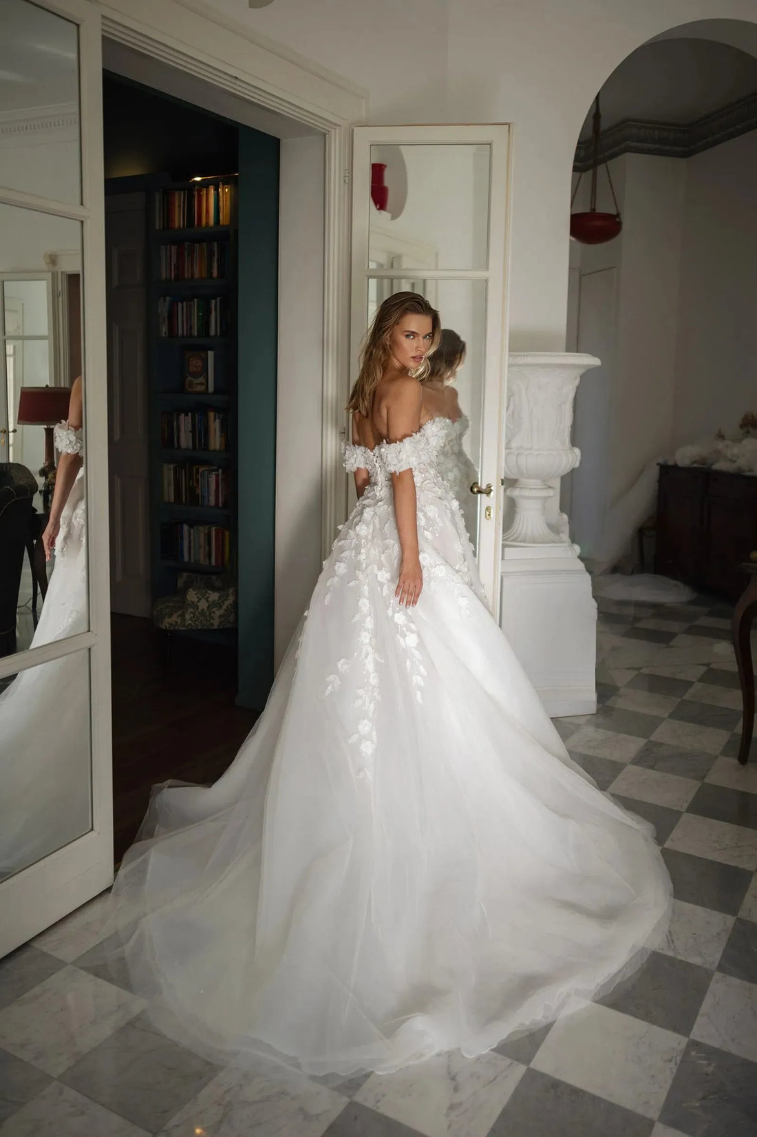 Fashionable 3D Appliques Wedding Dresses for Marriages A Line Tulle Lacing UP Off the Shoulder Zipper