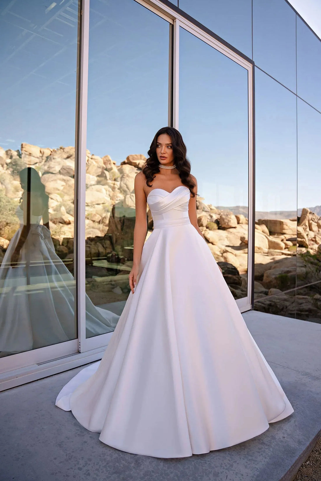 Elegant A Line Strapless Wedding Dresses Sleeveless Backless Satin Princess Bridal Gowns For Women