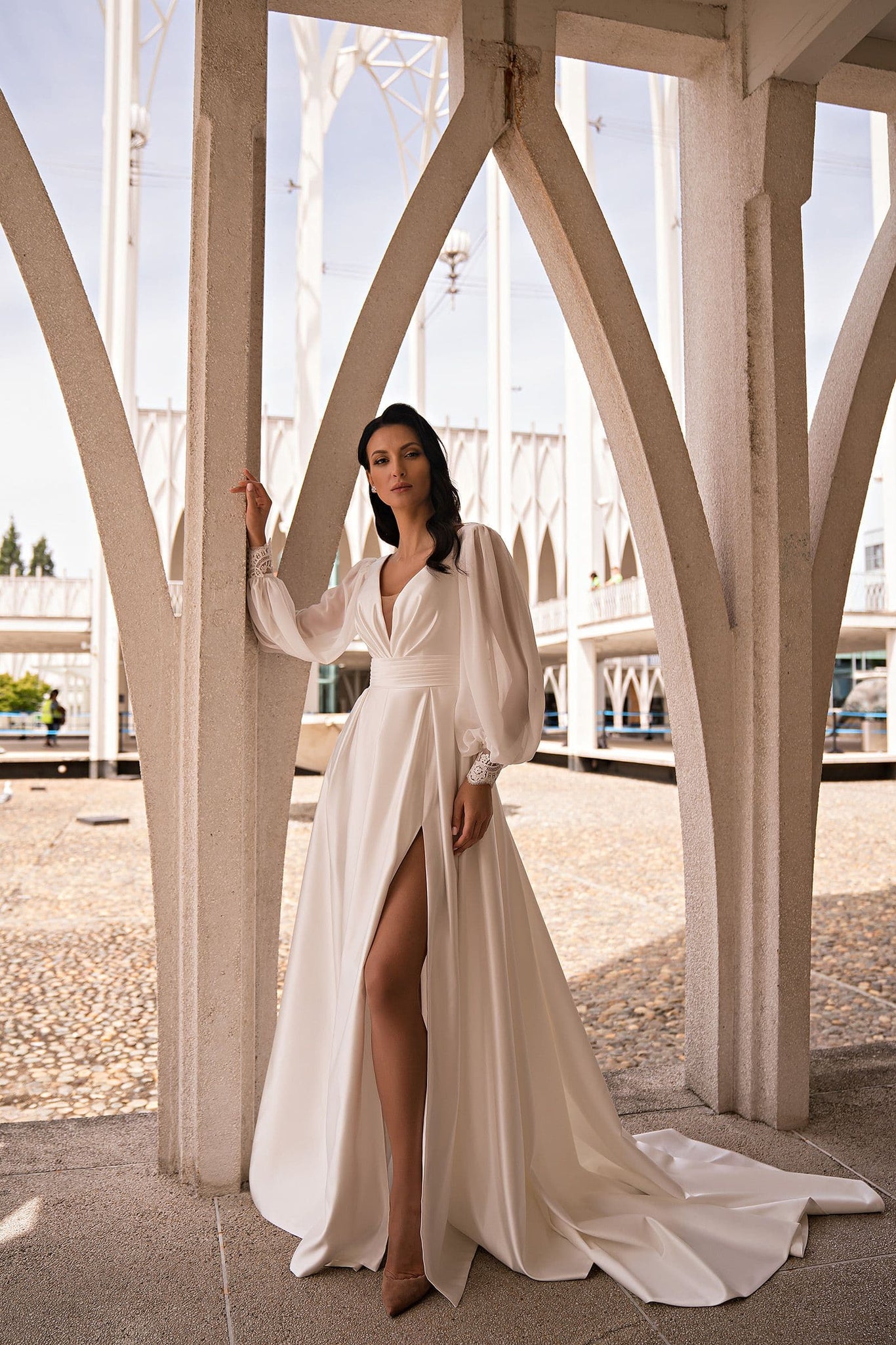 Vestido de festa de casamento com decote em V e fenda lateral de