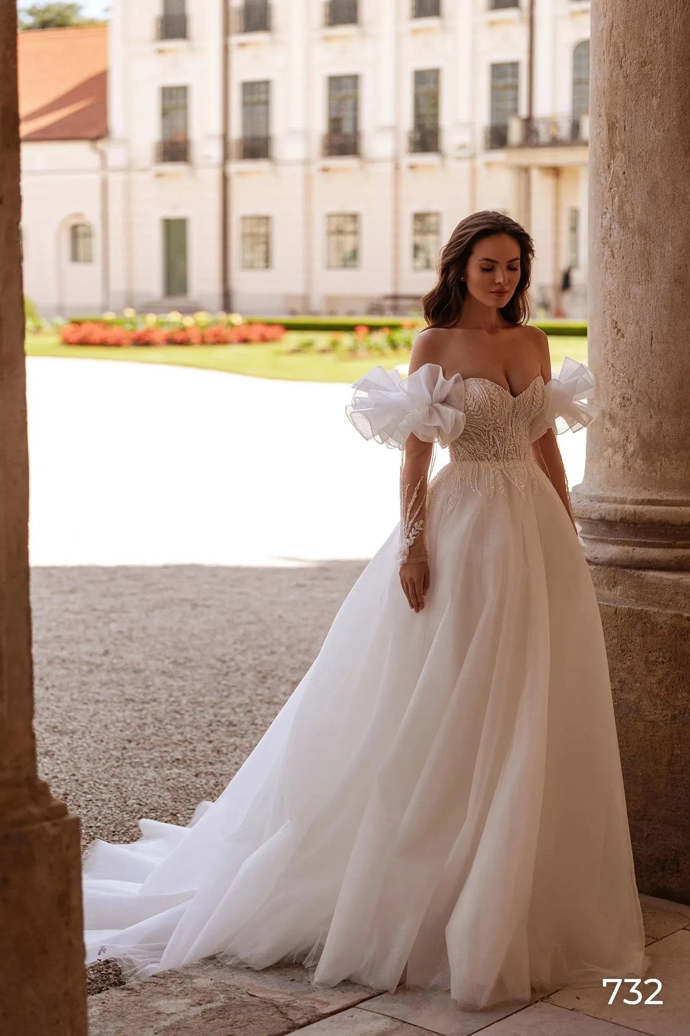 Abiti da sposa a trapezio con spalle scoperte e applicazioni in tulle