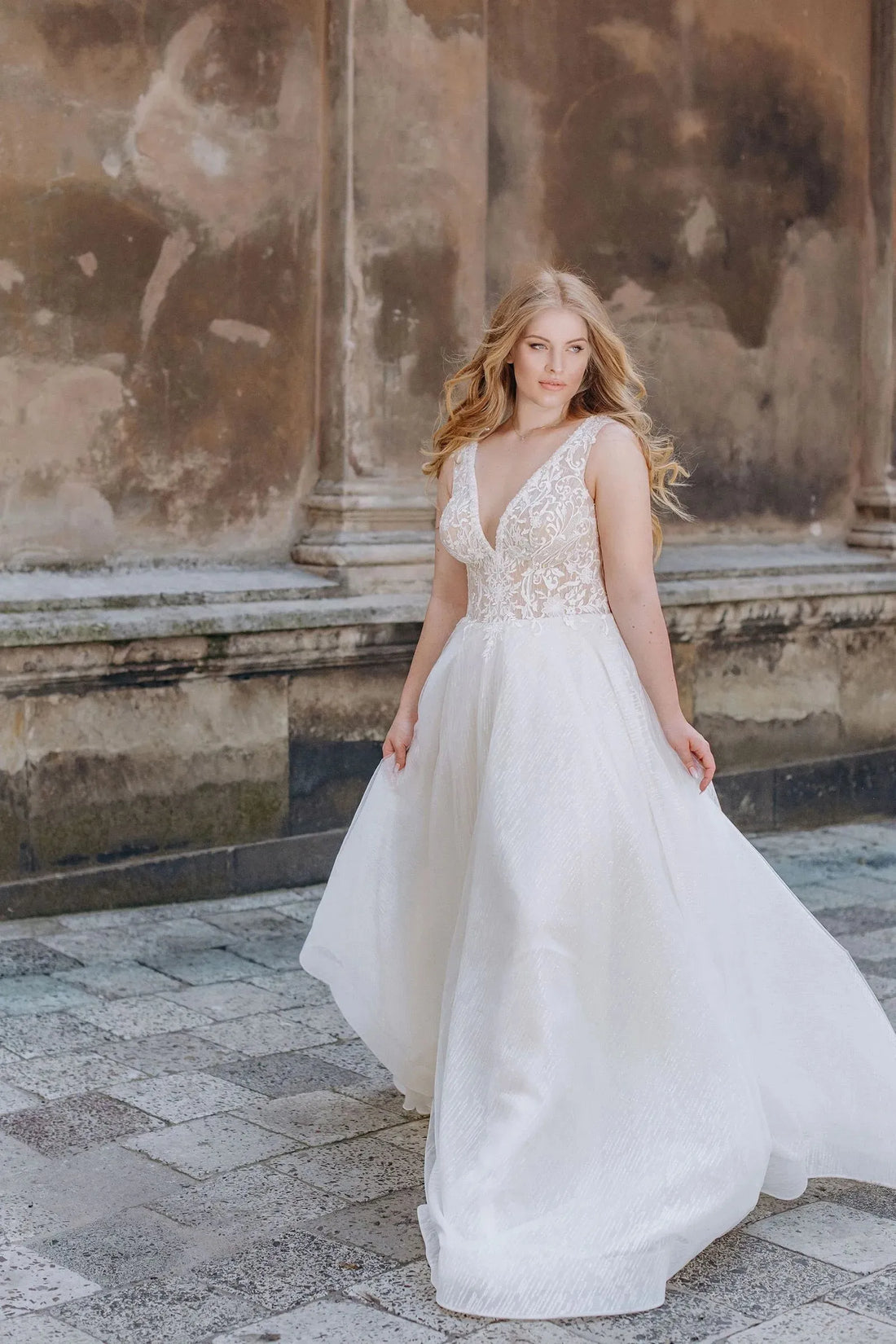 Elegant Wedding Dresses Plus Size V Neck Sleeveless Bride Gowns Applique Back Zipper Sweep Train A-Line Tulle Vestidos De Novia