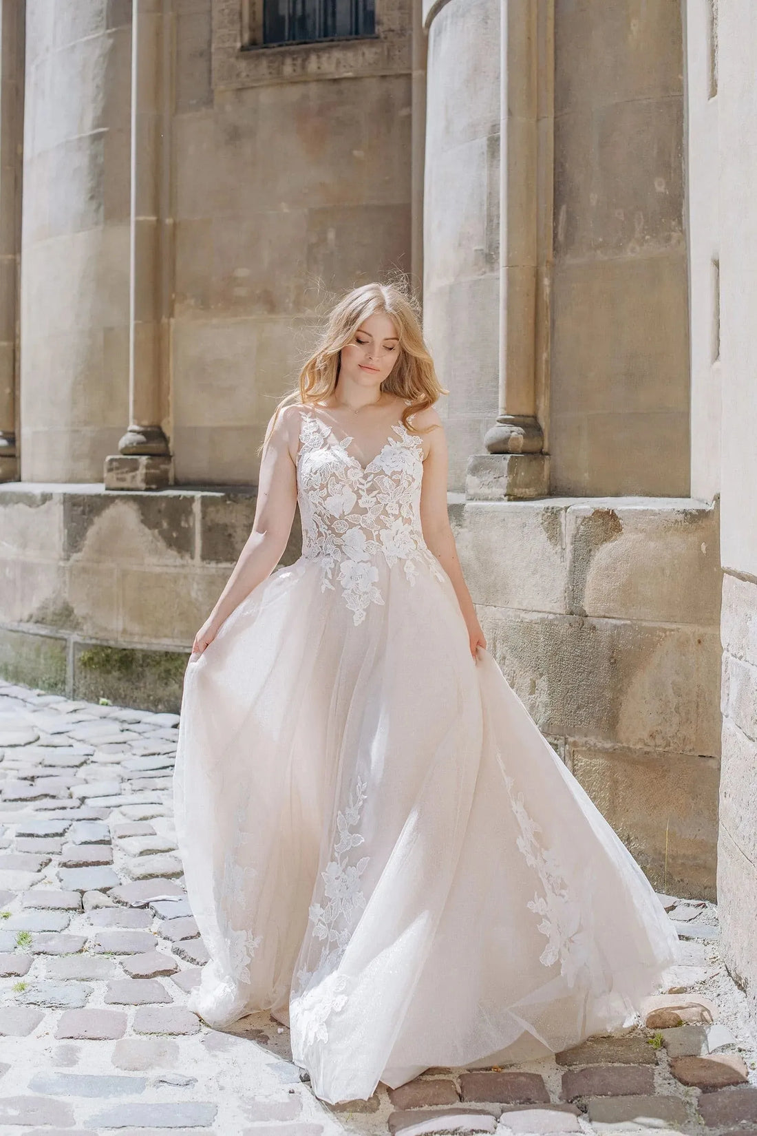 A-Line Tulle Wedding Dresses Plus Size V Neck Sleeveless Bride Gowns Appliques LAce up Back Floor Length Vestido De Noiva