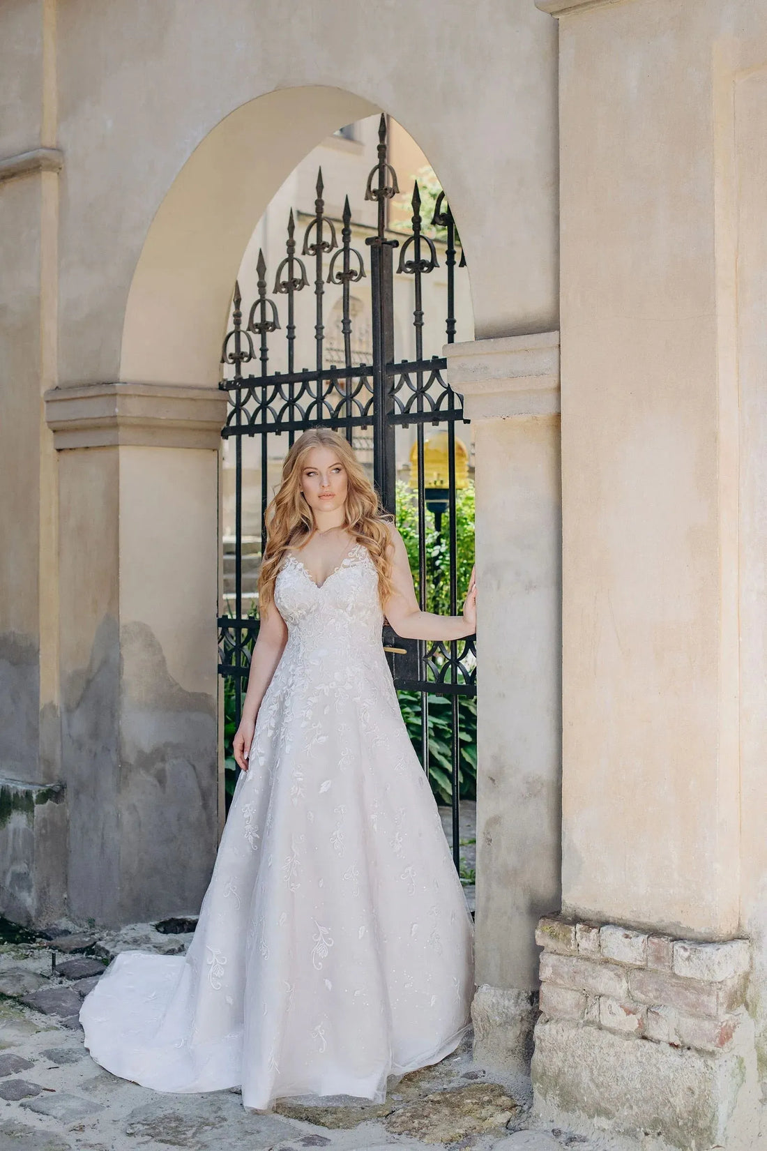 Spaghetti Straps Plus Size Wedding Dresses for Women Summer Satin Bridal Gowns with Lace