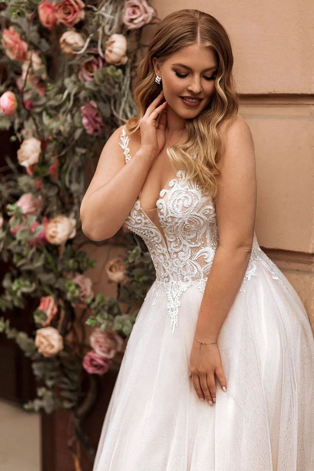 Classic Tulle Wedding Dresses V Neck Sleeveless Bride Gowns Lace Applique Floor Length A-Line Vestidos De Novia