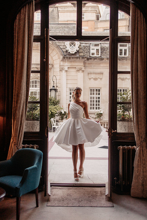 Eleganti abiti da sposa corti a una spalla a spalla aperta piega raso spaghetti cinghie da spicco sopra il ginocchio giretidos de noiva