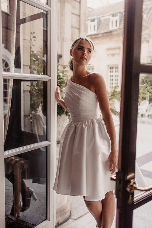 Eleganti abiti da sposa corti a una spalla a spalla aperta piega raso spaghetti cinghie da spicco sopra il ginocchio giretidos de noiva