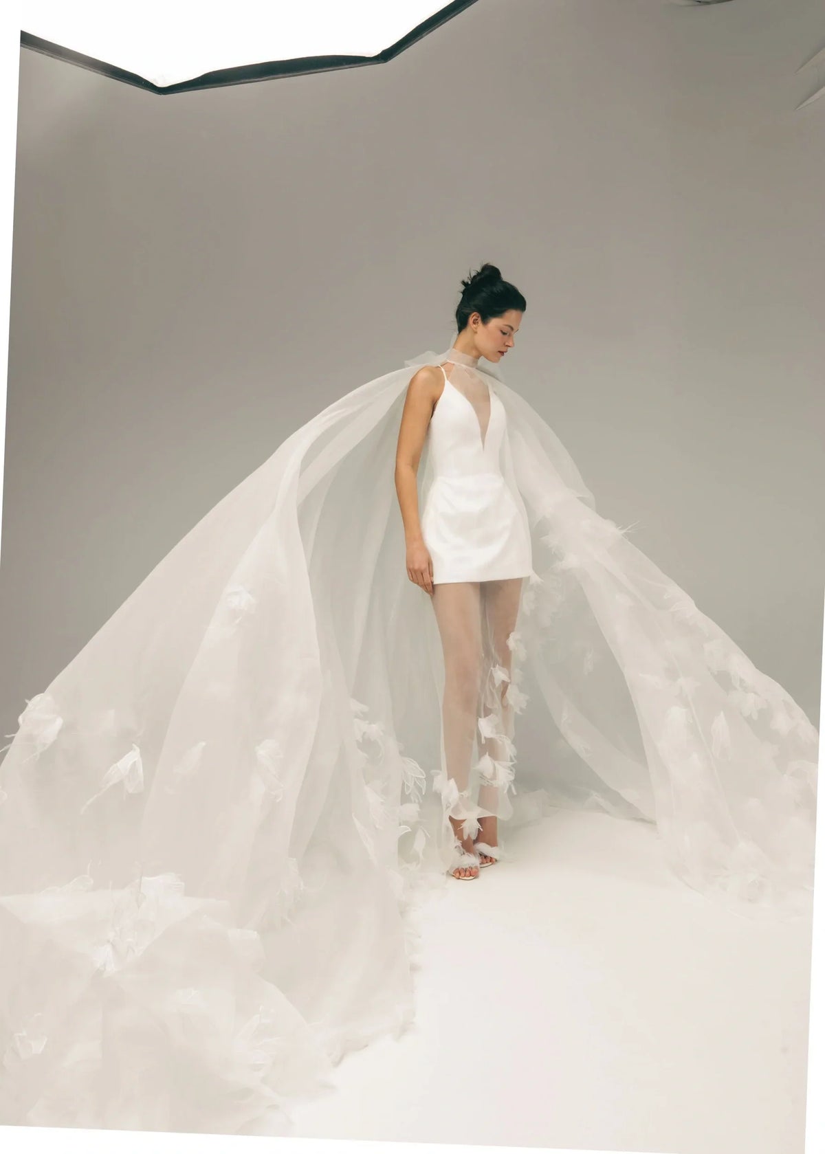 Abito da sposa corto con cinghie sottili e un treno di tribunale di Tulle Cape Princess Court Abiti da sposa in raso Vestitido de novi sirena