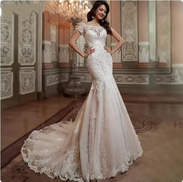 Luxury Mermaid Wedding Dress Kort ärmar Spetsapplikationer Elegant båthals Brudklänning Illusion Backless Button Train