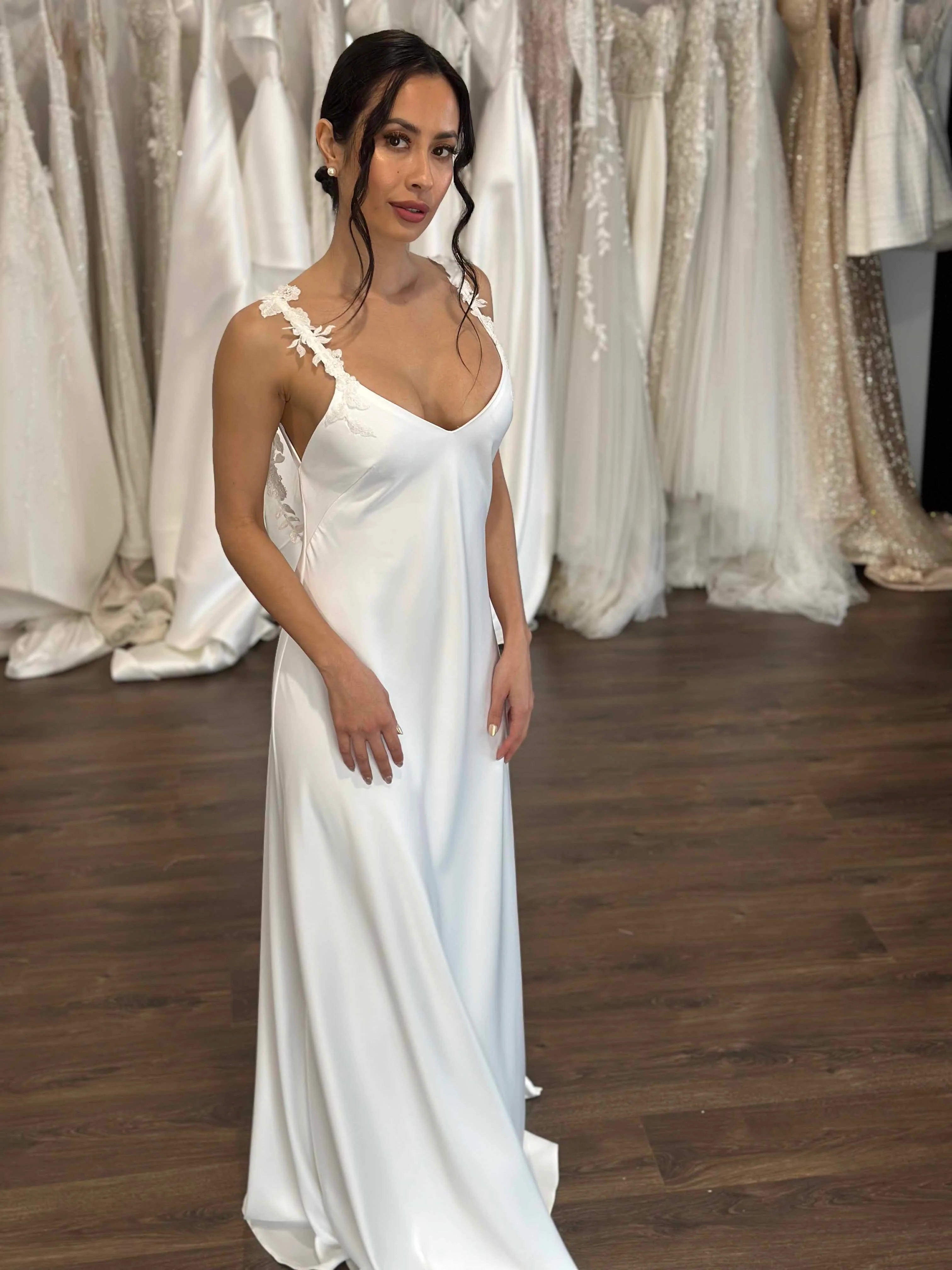 Pavimenti linght con abito da sposa a V-neckline Vestitido de novi raso semplice gonna a filo da treno abito da sposa